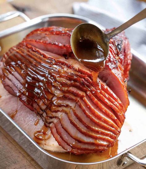 Receta: Jamón al horno (con glaseado de azúcar morena) - Tu Nuevo Hogar Sugar Ham Glaze, Sugar Ham, Brown Sugar Ham, Ham Glaze Brown Sugar, Dinner Then Dessert, Ham Glaze Recipe, Honey Glazed Ham, Spiral Ham, Slow Cooker Ham