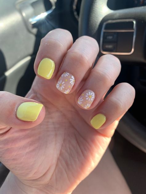 Yellow Daisy Nails, Maddie Nails, Nails With Daisies, Short Yellow Nails, Yellow Toe Nails, Lemon Nails, Classy Acrylic, January Nails, Dip Nails