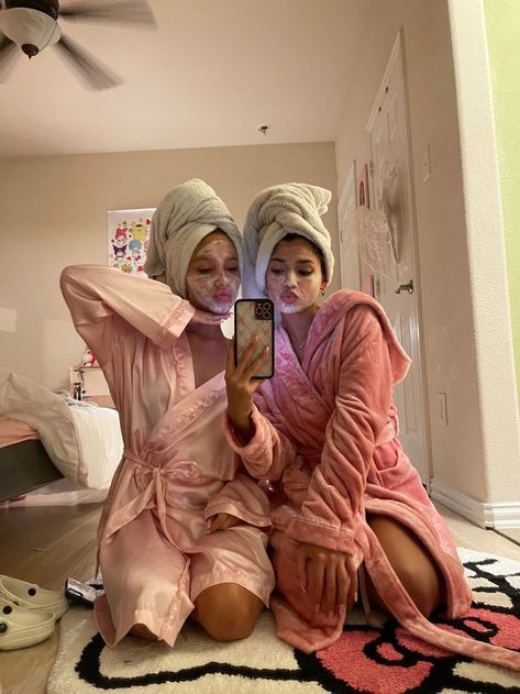 Dates With Bestie, Living With Bestie, Hotel With Bestie, Pretty Best Friends Aesthetic, Bsf Date Ideas, Bestfriendsgoals Aesthetic, Friends Date Aesthetic, Bff Date Ideas, Bestie Dates Ideas