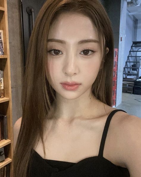 가을 패션, Girl Icons, Kpop Girl Groups, Makeup Inspo, Instagram Update, Kpop Idol, Korean Girl, Brown Hair, Kpop Girls