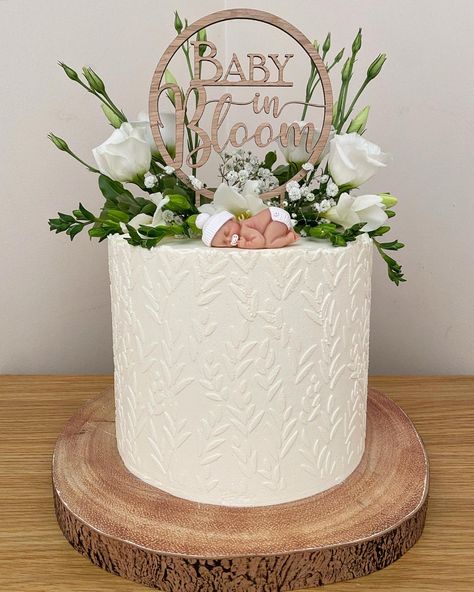 Gender Reveal Cake With Flowers, Floral Gender Reveal Cake, Baby In Bloom Shower Cake Ideas, Flower Gender Reveal Ideas, Baby In Bloom Desserts, Baby In Bloom Baby Shower Cake, Baby In Bloom Cake Ideas, Garden Baby Shower Cake, Baby In Bloom Baby Shower Ideas