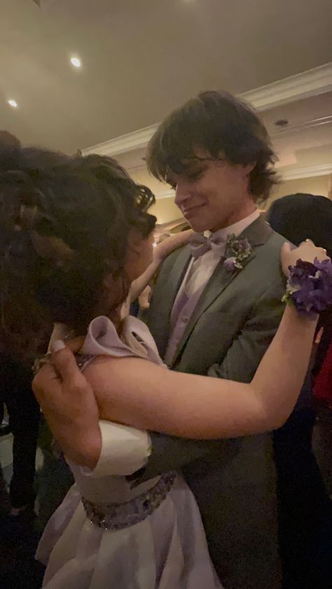 Prom Dancing Aesthetic, Middle School Prom, Prom Slow Dance, School Dance Aesthetic Couple, Prom Dance Aesthetic Couple, Prom Dance Aesthetic, School Dance Aesthetic, High School Prom Aesthetic, Slow Dancing