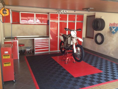 Motocross Garage, Dirt Bike Room, Garage Photos, Bike Garage, Aluminum Garage, Man Garage, Motorcycle Workshop, Garage Floor Tiles, Garage Bike