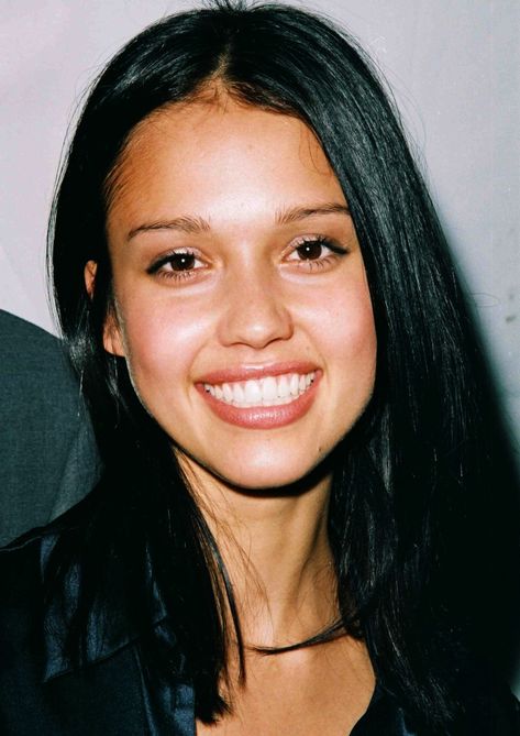 Jessica Alba Short Hair, Jessica Alba Hairstyles, Hairstyles 2000s, Black Hair Celebrities, Jessica Alba 2000s, Hispanic Actresses, Young Jessica Alba, Jessica Alba Casual, Jessica Alba Hair