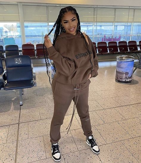 Sweat Pants Outfits, Airport Outfit Black, Girl Sweat, Mom Wardrobe, Essentials Hoodie, Tracksuit Outfit, Comfy Winter, Streetwear Fits, Pants Outfits