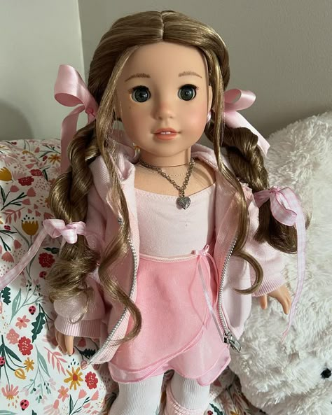 lunabelles dolls! (@prlncessdolls) • Fotky a videa na Instagramu American Girl Doll Collection, Hair Styles For Dolls, Ag Doll Hairstyles, Childhood Healing, American Girl Doll Aesthetic, American Doll House, Our Generation Doll Accessories, Bunny Space, American Girl Magazine