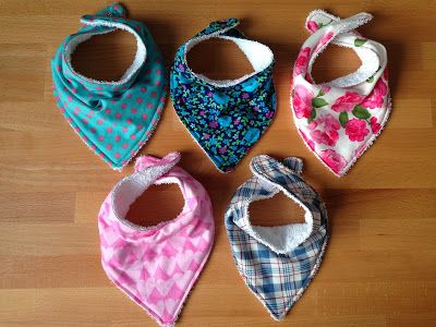 Bundles and Buttons: Dribble bibs DIY Sewing Classes For Beginners, Diy Bibs, Dribble Bibs, Costura Diy, Baby Sewing Projects, Shower Bebe, Baby Projects, Baby Diy, Creation Couture