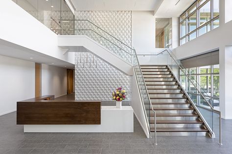 Office Staircase Design, Receptionist Desk Design, Office Staircase, Staircase Glass Design, Apartment Building Lobby, Silicon Valley Office, Office Stairs, Hotel Staircase, Office Lobby Design