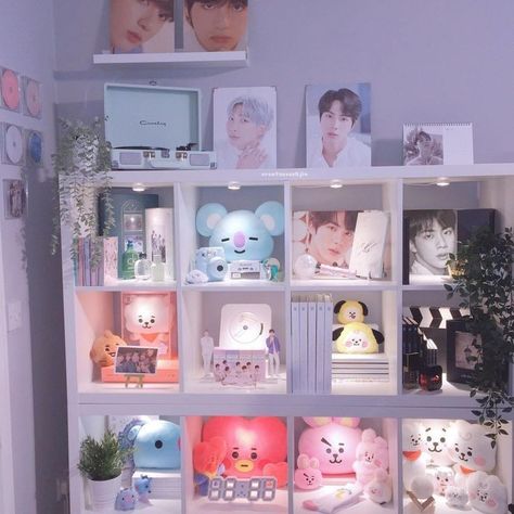 Kpop Rooms, Kpop Bedroom, Kpop Shelf, Army Decor, Bts Room, Bts In The Soop, Army Room Decor, Bts Aesthetics, Kpop Room