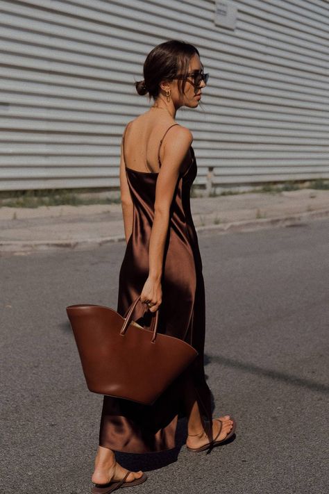 The 18 Tote Bags You Can Literally Fit Everything In | Who What Wear UK Slip Dress Street Style, Slip Dress Outfit, Best Tote Bags, Brown Tote Bag, 여름 스타일, Street Dress, Beige Outfit, Brown Tote, Easy Style