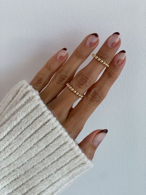 Nails Chocolate Brown, Brown Nails Almond, Almond Nails Brown, Nails Inspo 2023, Chocolate Brown Nails, Autumn Nail Inspo, Nail Inspo 2023, Different Pearls, Nail Inspo Fall