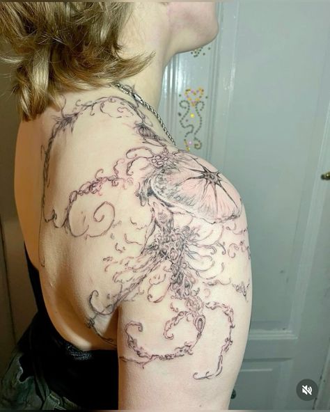 jellyfish tattoo #tattoo #art #jellyfish #tattooed Cute Tattoos Big, Princess Jellyfish Tattoo, Jellyfish Shoulder Tattoo, Mythical Tattoos, Trend Tattoos, Tattoo Jellyfish, Funky Tattoos, Birthday Tattoo, Jellyfish Tattoo