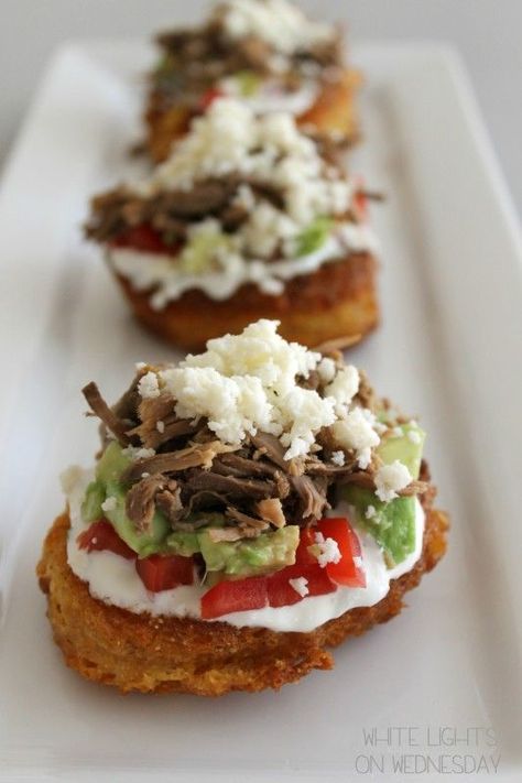 Mini Corn Cake Tostadas Corn Cake, Corn Cakes, Starters Recipes, Carne Asada, I Love Food, Appetizer Snacks, Finger Foods, Mexican Food Recipes, Appetizer Recipes