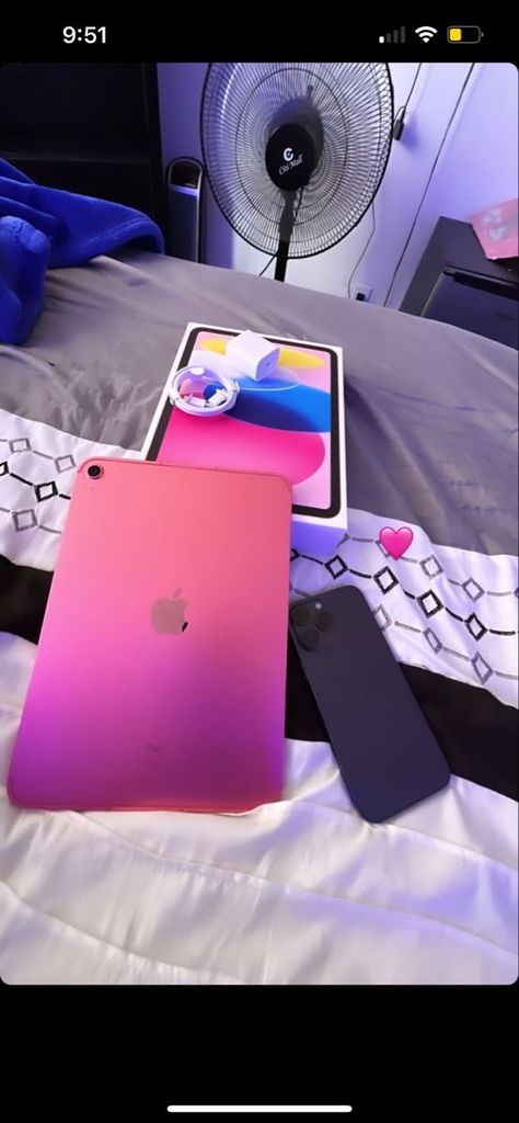 Ipad Pics, Apple Ipad 10th Generation, Random Flicks, Ipad Picture, Ipad 10th Generation, Pink Ipad, Ipad Essentials, Tech Aesthetic, Pink Lifestyle