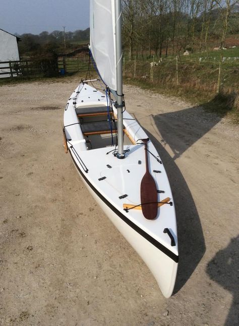 Sailing Kayak, Sailing Canoe, Canoe Plans, Water Tips, Canoe Building, Sailing Dinghy, Canoe Camping, Small Sailboats, Kayak Boats