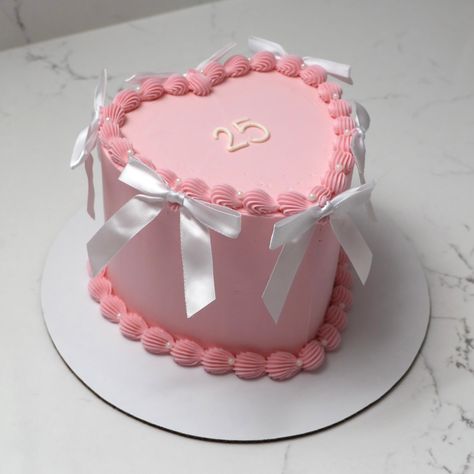 25 🤍🎀 - Cake Details - Size: Mini 6” (2 layers) serves 4-6 Add-ons: White bows (not edible) + pearls (edible) #emmacakes #customcakes #emmacakesseattle #customvintagecakes #seattlecakes #seattleheartcake Mini Cake Designs, Pink And White Cake, Shaped Cakes, Edible Pearls, Vintage Cakes, Fun Cakes, Mini Cakes Birthday, Food Decor, Heart Shaped Cakes