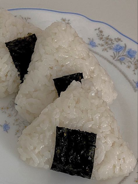 Onigiri Aesthetic, Food Japanese, Korean Street Food Recipes, Yum Recipes, Food Receipt, Black Food, Think Food, Japanese Aesthetic, Healing Food