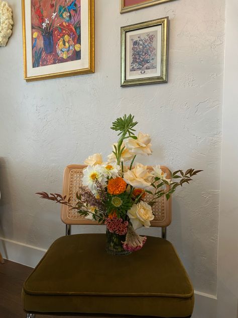 Mid Century Flower Arrangements, Mid Century Modern Flower Arrangements, Floral Couch, Modern Flower Arrangements, Cozy Apartment, Modern Flower, Mexico Wedding, Mid Century Modern House, Vintage Decor