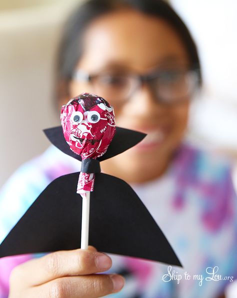 I love a clever tootsie pop craft. Here are 6 Halloween Tootsie Pop Craft Ideas you can easily make for your next classroom party! Halloween Party Food Appetizers, Kids Halloween Party Food, Halloween Fingerfood, Food For Party, Halloween Appetizers Easy, Halloween Lollipop, Vampire Party, Draw Face, Kids Halloween Food