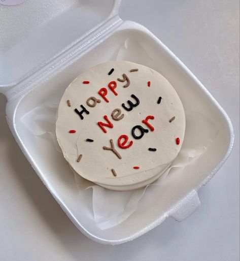 Cute bento cake korean inspo New Year Bento Cake Design, Happy New Year 2024 Cake, New Year Cake Design 2024, New Year Cake 2024, Simple New Year Cake Design, New Year Bento Cake, Happy New Year Cake Design, Cute Bento Cake, Cake New Year