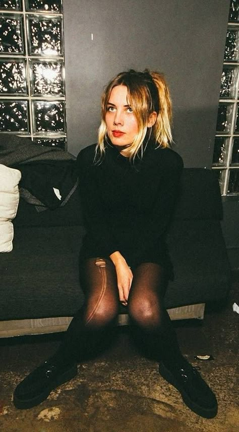 Ellie Rowsell Style, Wolf Alice Band, Ellie Roswell, Indie Rock Outfits, Gig Outfits, Ellie Rowsell, Chloe Sevigny Style, Gig Outfit, Wolf Alice