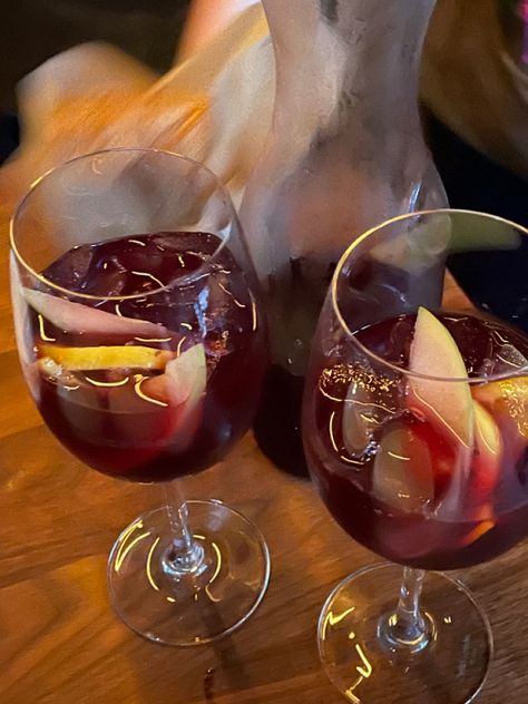 Sangria Aesthetic Summer, Aesthetic Wine Pictures, Cocktail Aesthetic Night, Sangria Aesthetic, Wine Night Aesthetic, Red Sangria Recipe, Night Life City, Red Wine Cocktails, Cocktail Aesthetic