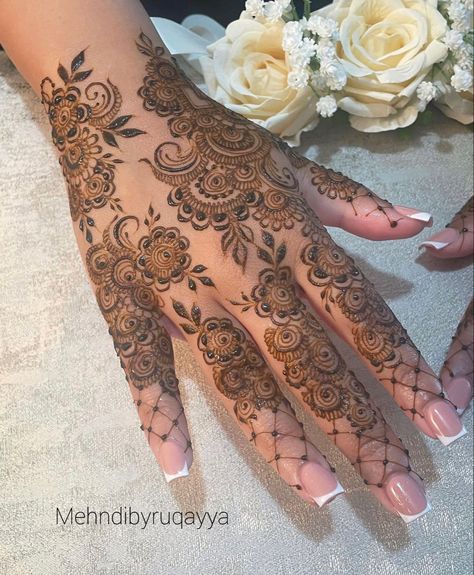 Henna Tattoos Simple, Elegant Mehndi Designs, Henna Tattoo Design, Kashee's Mehndi Designs, Tattoos Henna, Henna Inspo, Henna Inspired Tattoos, Henna Hand, Floral Henna Designs