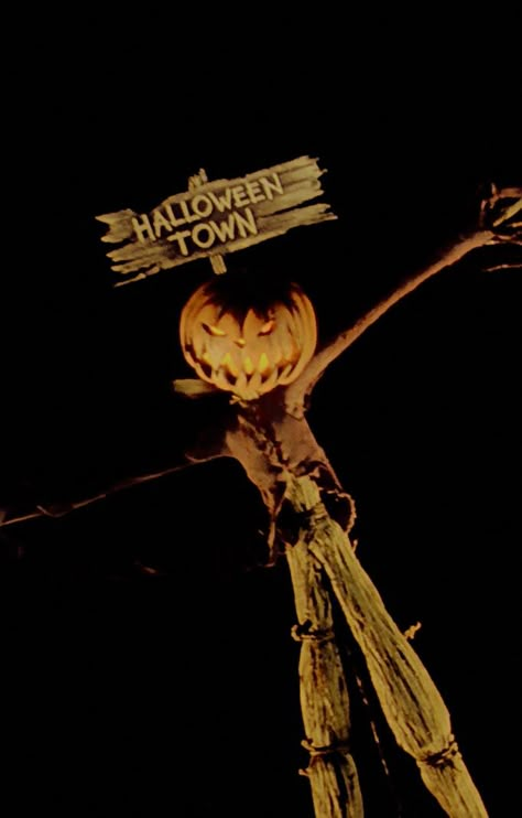 Halloween Town Nightmare Tim Burton, Jack Skellington Aesthetic, Jack Skellington Wallpaper, Nightmare Before Christmas Halloween Town, Skeleton King, Autumn Phone Wallpaper, Halloween City, Spooky October, Nightmare Before Christmas Wallpaper