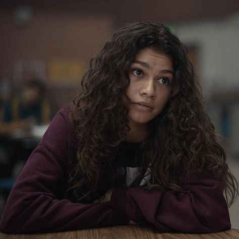 Rue —> Jules —> Rue 😬 Episode - 5 • • • • • • • • • • #hbo #euphoria #euphoriahbo #hboeuphoria  #series #a24 #hbo2019 #drake #feeleuphoria Euphoria Rules, Rue Bennet, Zendaya Makeup, Rue Bennett, Rue Style, Estilo Zendaya, Zendaya Hair, Zendaya Style, Regular People