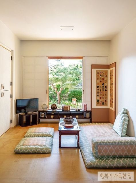 Hanok Interior, Tiny Japanese House, Korean Living Room, Korean House Interior, Korean Interior Design, Korean Furniture, Korean Home Decor, Reka Bentuk Bilik Tidur, Korean Architecture