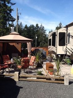 RV Patio Ideas – Patio is a great place to hang out with your family members and friends....  #campsite #travel trailers #decks #outdoor #5thwheels #portable #lights #diy #simple #awesome Camping Site Ideas, Decorating Rv, Campsite Decorating, Campsite Setup, Pallet Deck, Rv Lots, Rv Campsite, Camping Site, Rv Homes