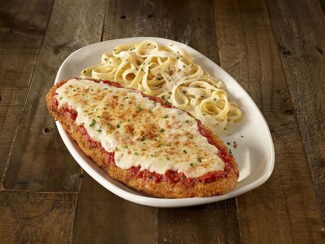 Olive Garden Chicken Parmigiana, Olive Garden Recipe, Giant Chicken, Reheat Chicken, Olive Garden Recipes, Chicken Parmigiana, Chicken With Olives, Chicken Parm, Homemade Marinara