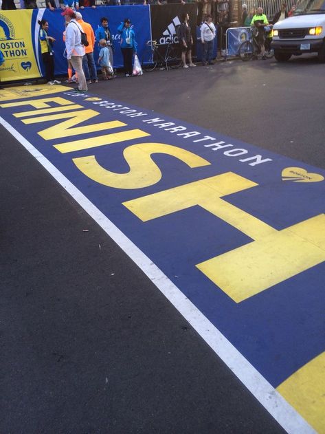 Half Marathon Finish Line Pictures, Marathon Astetic, Marathon Finish Line Aesthetic, Boston Marathon Aesthetic, Marathon Runner Aesthetic, Marathon Pictures, Boston Marathon Finish Line, Boston Wallpaper, Run Half Marathon