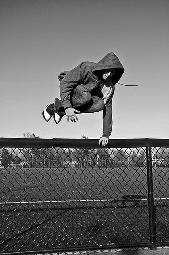 Parkour. Developed in France Parkour is derived from gymnastics and other martial arts. Poses Manga, Ultimate Frisbee, Anatomy Poses, Human Poses, Foto Art, Dynamic Poses, Break Dance, Free Running, Action Poses