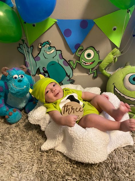 Cumplemes Bebe Ideas, Baby Boy Photoshoot Ideas, Baby Boy Photo Shoot Ideas, Baby 3 Months, Monsters Inc Baby, Baby Milestones Pictures, Baby Boy Themes, Monthly Baby Pictures