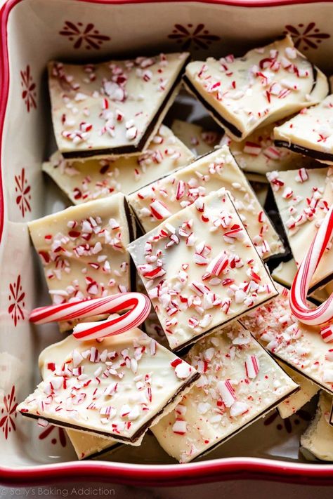 Peppermint bark is so easy to make with just 5 ingredients. This simple recipe for the classic Christmas treat features 3 layers of white and dark chocolates flavored with peppermint extract, plus crushed candy canes for garnish. Recipe on sallysbakingaddiction.com Chocolate Dessert Ideas, Classic Christmas Treats, Peppermint Bark Recipe, Homemade Peppermint Bark, Peppermint Bark Recipes, Christmas Bark, Chocolate Candy Recipes, Candy Bark, Peppermint Christmas