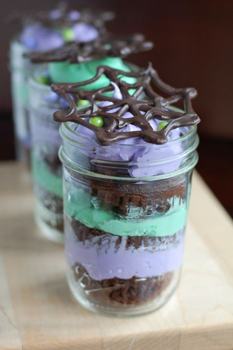 Mason Jar Cakes | http://www.foodlovinfamily.com/mason-jar-cakes/ Chocolate Spider Web, Mason Jar Halloween Decorations, Jar Cakes, Mason Jar Cakes, Cake Jars, Halloween Deserts, Holiday Ice Cream, Mason Jar Desserts, Marshmallow Buttercream