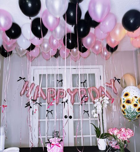 🌸💒🎀💗💅🏼 Pink And Black Birthday Party Decoration, Hello Kitty And Spiderman, Black White Parties, White Party, Gender Reveal, Baby Pink, Favorite Things, Pink White, Spiderman