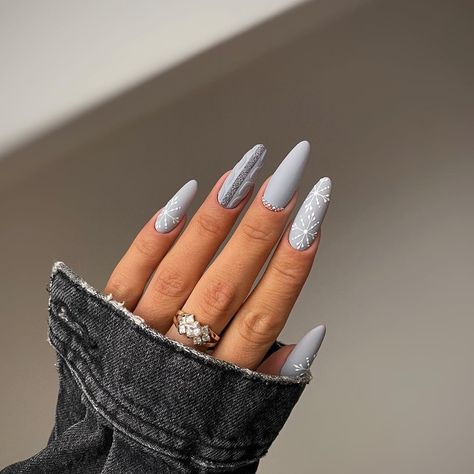 55 GORGEOUS WINTER NAIL DESIGNS TO COPY - Stylin by Sarita Gray Christmas Nails, Christmas Nails Snow, Wintry Nails, Grey Christmas Nails, Snow Nails, Black Nails With Glitter, New Nail Art Design, Cute Christmas Nails, Sweater Nails