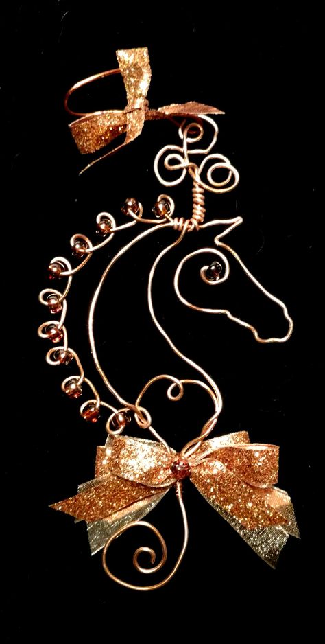 Beaded Wire Horse ornament by Equistique Wire Horse Head, Horse Jewelry Diy, Wire Horse, Barbed Wire Art, Horse Hair Jewelry, Wire Wrapped Jewelry Diy, Bijoux Fil Aluminium, Horse Crafts, Wire Jewelry Tutorial