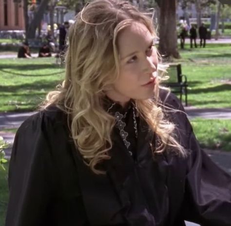 Paris Geller Yale, Paris Geller Pfp, Paris Geller Hair, Paris Geller Icon, Gilmore Girls Paris Geller, Yale Graduation, Gilmore Girls Season 7, Paris Gilmore, Paris Gilmore Girls