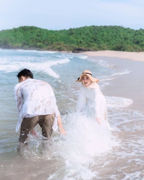 Beach Prewedding, Prewedding Ideas, Foto Prewedding, Pre Wedding Photoshoot Props, Prewedding Outdoor, Romantic Couple Poses, Wedding Photoshoot Props, Pre Wedding Photoshoot Outdoor, Pre Wedding Poses