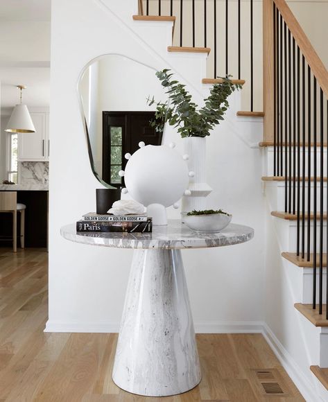 𝐑𝐄𝐌𝐘𝚌𝚛𝚎𝚊𝚝𝚒𝚟𝚎 (@remycreative) • Instagram photos and videos Entryway With Round Table, Restoration Hardware Foyer, Round Foyer Table Decor, Corner Decorating, Foyer Table Decor, Round Foyer Table, Foyer Ideas Entryway, Ny Apartment, Extraordinary Homes