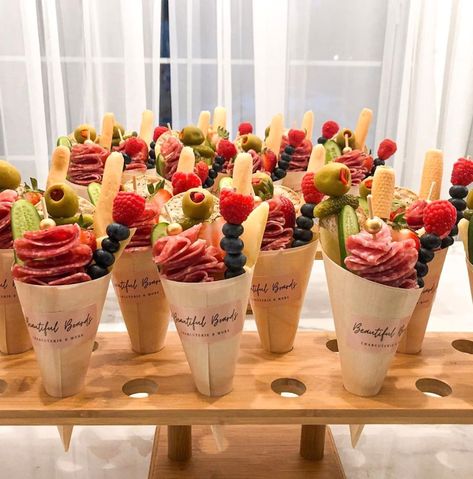 Desserts In Cones, Individual Charcuterie Cones, Appetizer Cones, Cone Charcuterie, Charcuterie Cones, Fest Mad, Fest Temaer, Fruit And Veggies, Charcuterie Inspiration