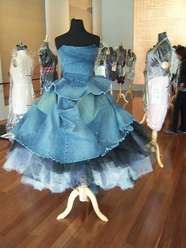 Recycled Denim Gown  wow its a dress and i love it  (more than grilled cheese but less than god) Vestiti In Jeans, Artisanats Denim, Jean Diy, Haine Diy, Denim Projects, Recycled Jeans, Denim Ideas, Mode Jeans, Recycle Jeans