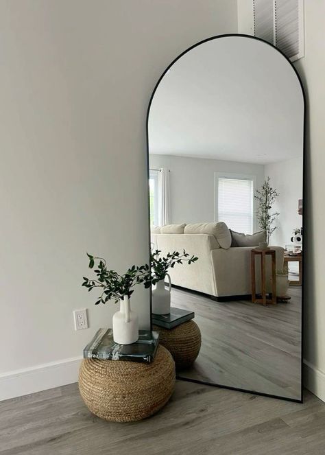 Small Corner Living Room, Corner Mirror Decor, Arches Mirror, Mirror Corner Ideas, Mirror In Living Room Ideas, Aesthetic Small Apartment, Cozy Living Room Aesthetic, Small Corner Decor, Corner Living Room