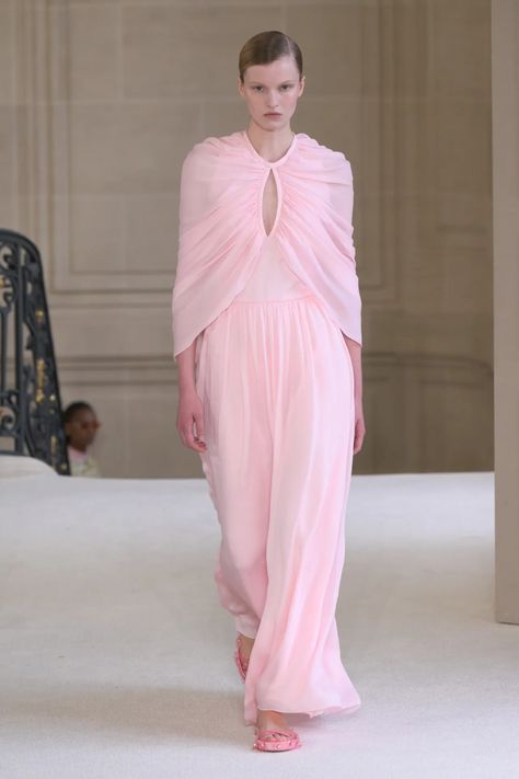 Giambattista Valli Spring 2025 Ready-to-Wear Collection [PHOTOS] Show Collection, Giambattista Valli, September 2024, Gorgeous Gowns, Fashion Show Collection, Trending Dresses, Fashion Week Spring, Paris Fashion, Runway Fashion