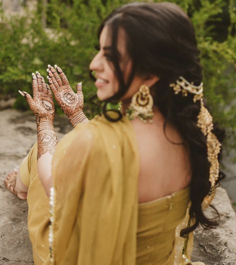 Mehendi Poses For Bride With Friends, Bridal Mehndi Poses, Mehendi Pose, Mehndi Photoshoot, Mehndi Photography Poses, Mehendi Poses, Mehndi Photoshoot Brides, Mehendi Photography Bridal, Haldi Photography Ideas