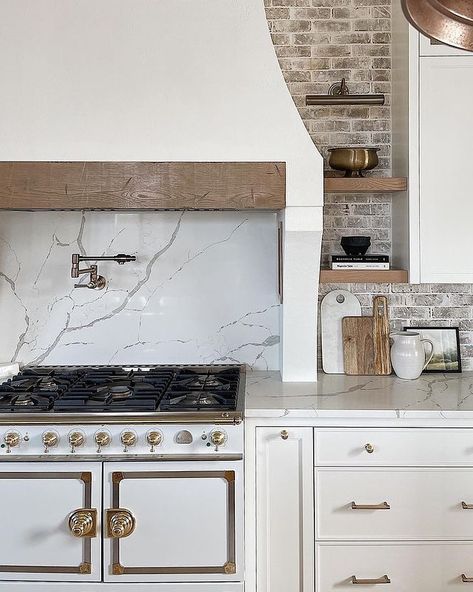 La Cornue on Instagram: “Des tons neutres et naturels. File this kitchen under "how to pair natural materials and neutral tones". Thanks @shalmaikeim for the 📷…” Unique Kitchen Hoods, Large Range Hood Ideas, Kitchens With No Upper Cabinets, Kitchen Column, Barndo Kitchen, Hacienda Kitchen, Luxury Kitchen Appliances, Corner Stove, No Upper Cabinets