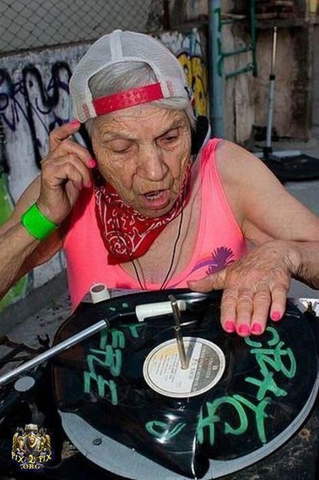 lady dj. old grandma spinning vinyls!! :) Cool Grandma Aesthetic, Baddie Grandma, Grandma Character, Jokes About Men, Respect Your Elders, Funny Old People, Funny Grandma, Old Lady Humor, Grandma Fashion